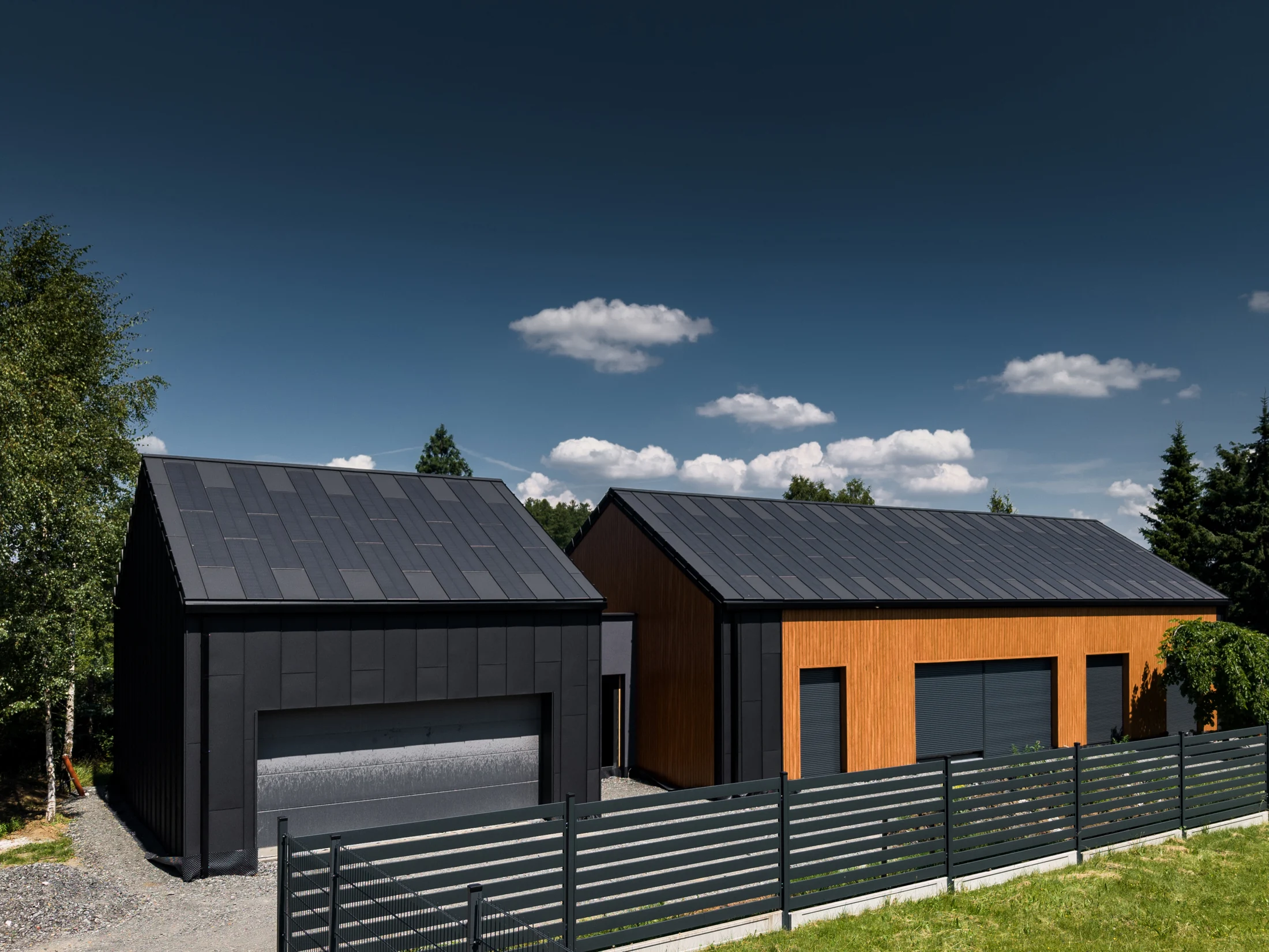 Casas contemporáneas con techos oscuros y fachadas de madera