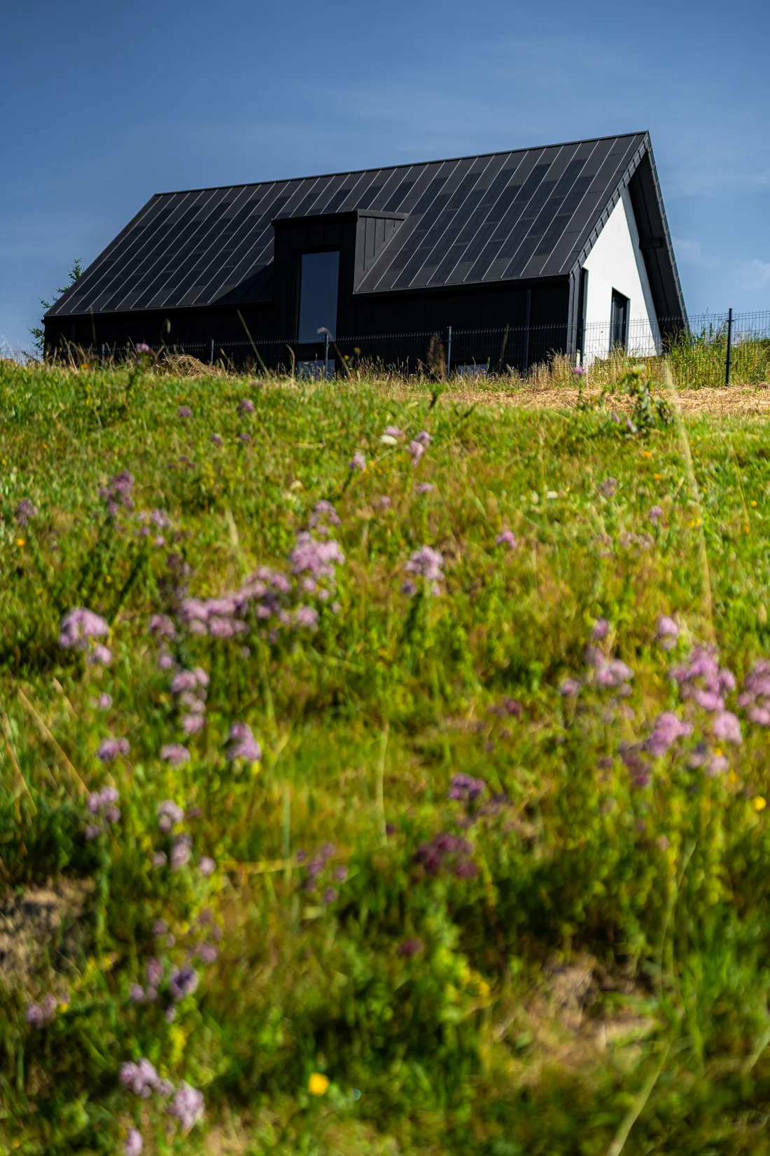 Casa contemporánea con techo solar integrado en una pradera de Polonia